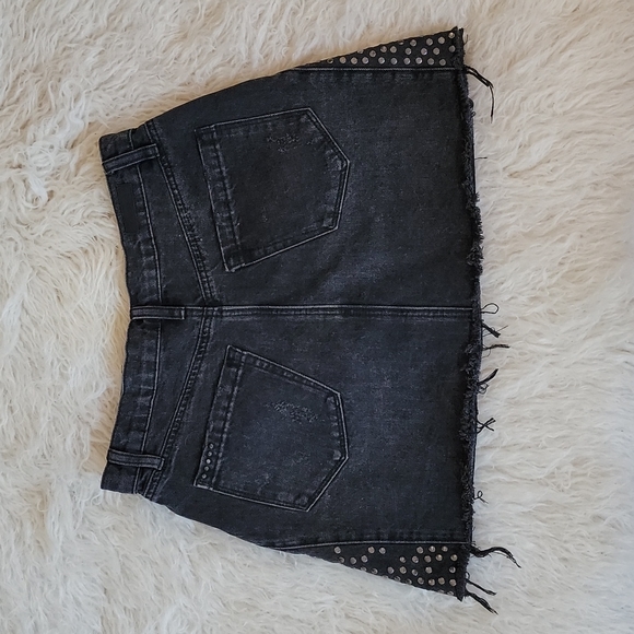 BLANK NYC Distressed Studded Frayed Edge Black Wash Denim Boho Mini Skirt - Picture 9 of 11
